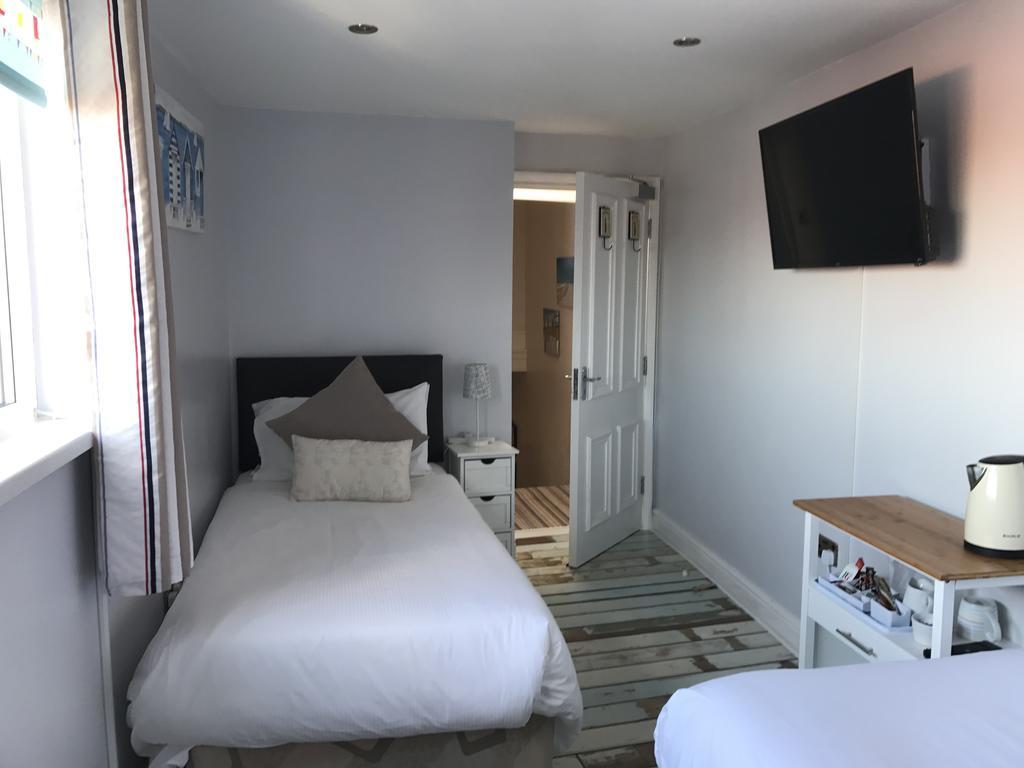Lighthouse Guest House Уитли-Бей Экстерьер фото