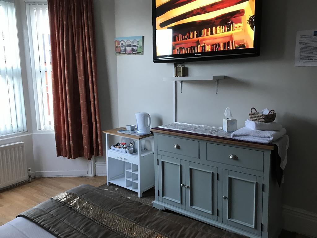 Lighthouse Guest House Уитли-Бей Экстерьер фото