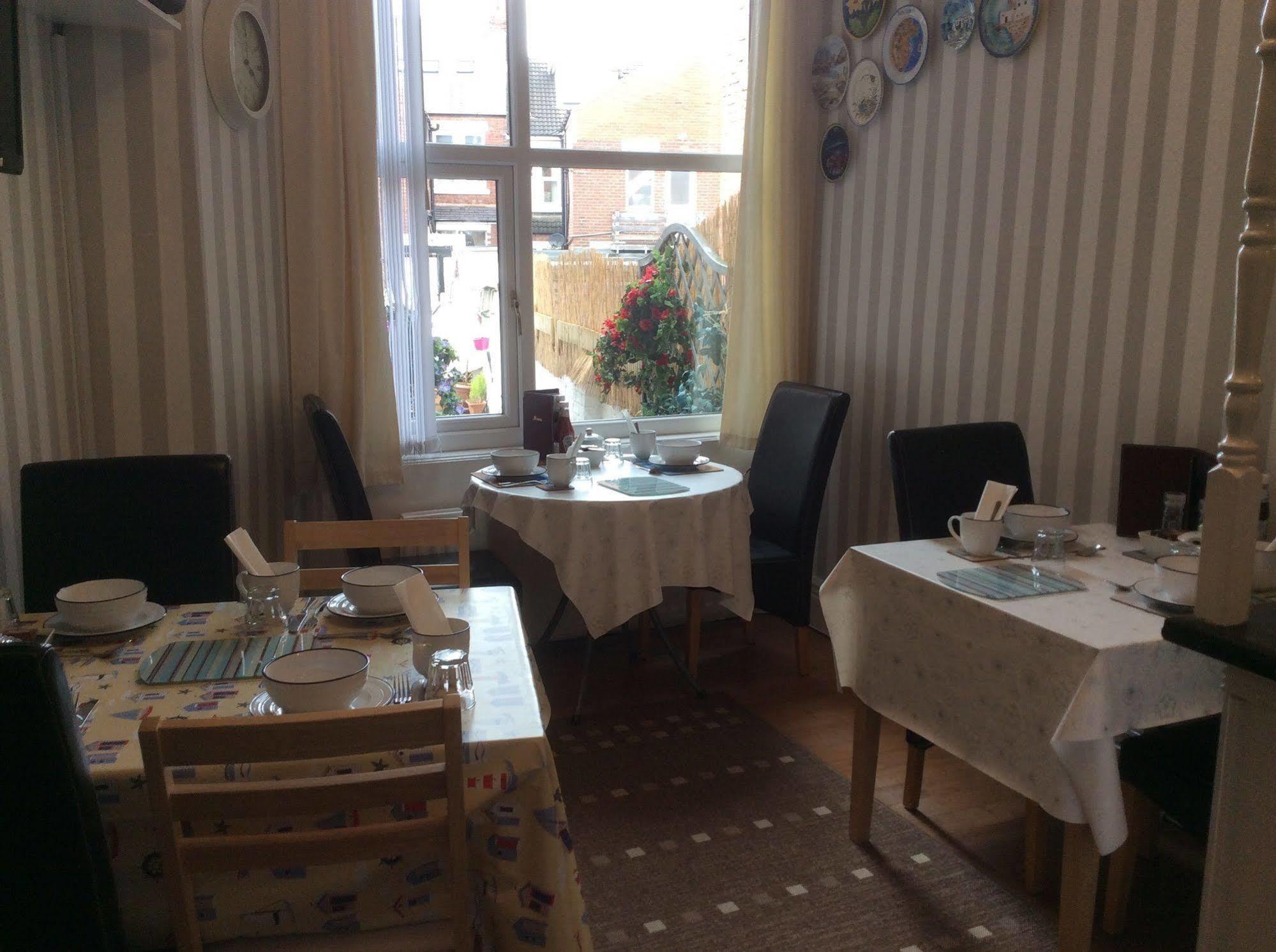 Lighthouse Guest House Уитли-Бей Экстерьер фото