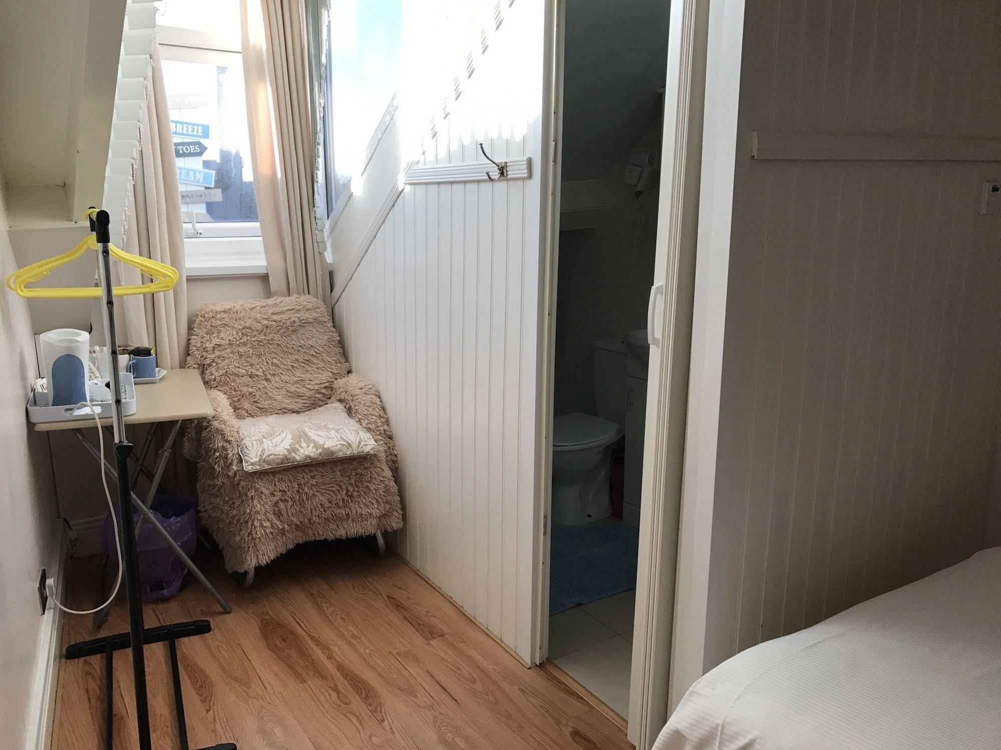 Lighthouse Guest House Уитли-Бей Экстерьер фото