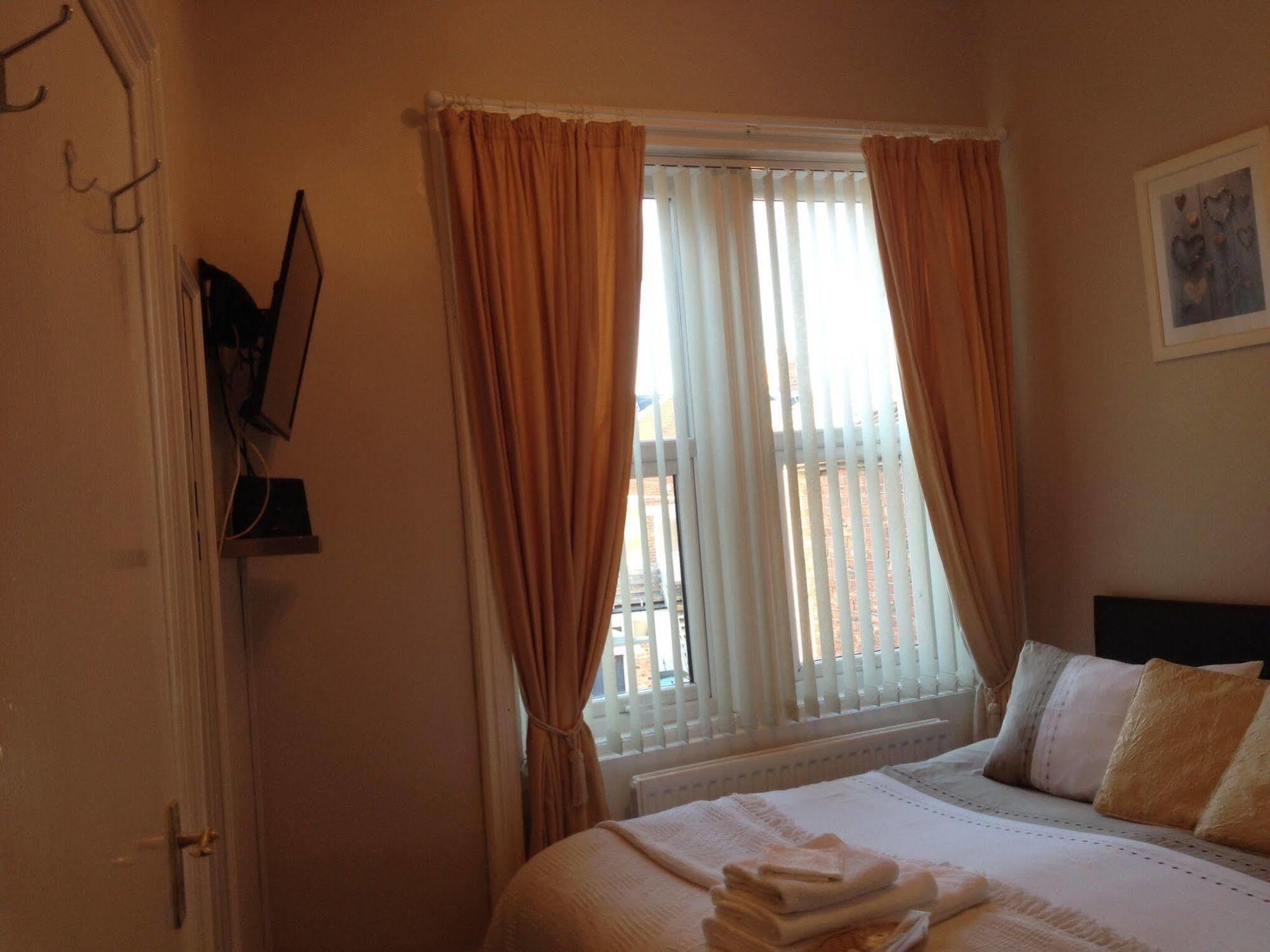 Lighthouse Guest House Уитли-Бей Экстерьер фото